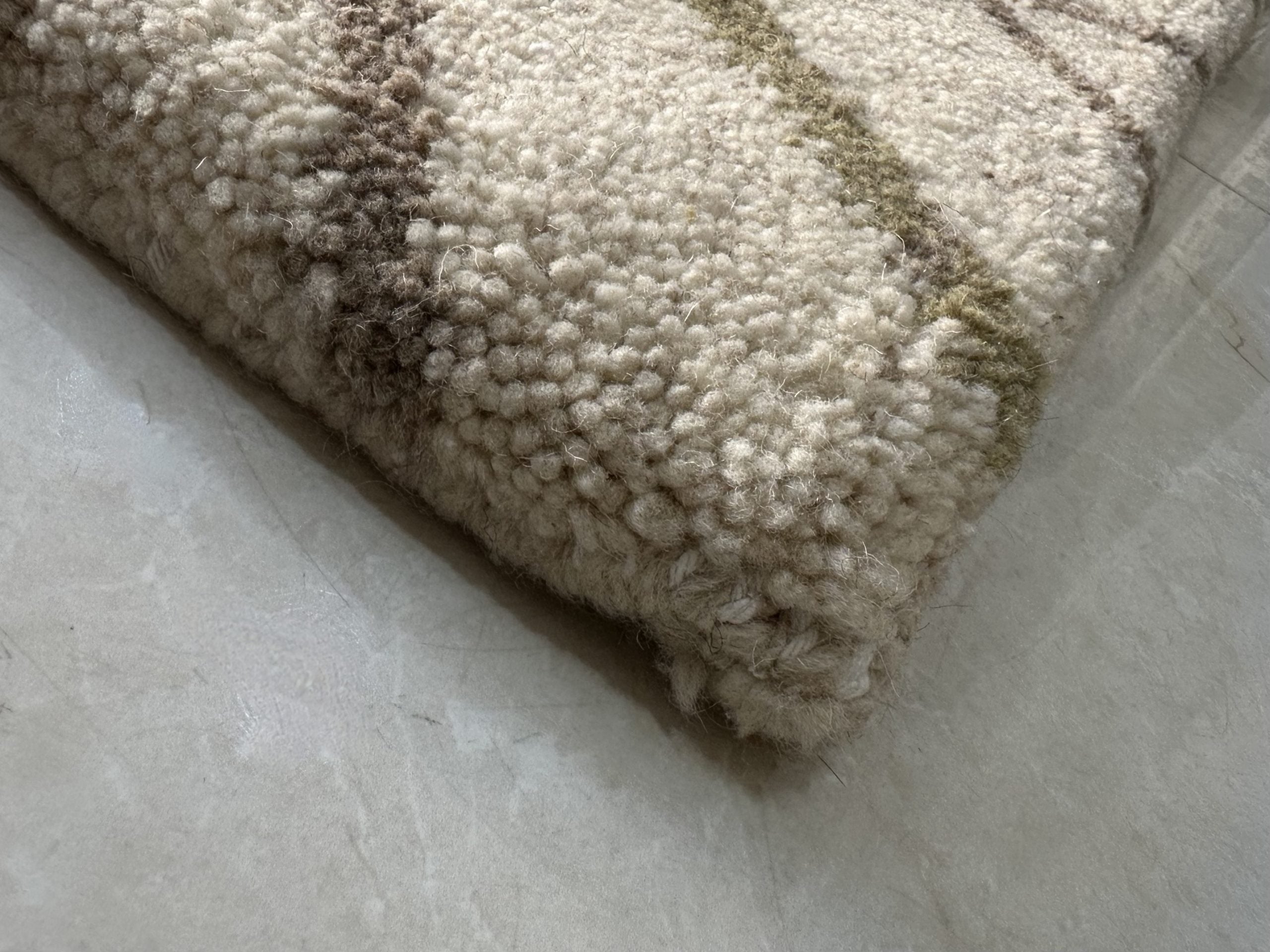 Tapis Marocain Fait Main AZRU — 120×180 cm | Bleu Nuit Laine Vierge Noué Main